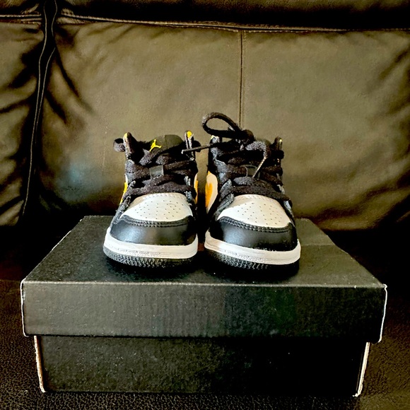Toddler Jordan 1s size 5c - Picture 2 of 2